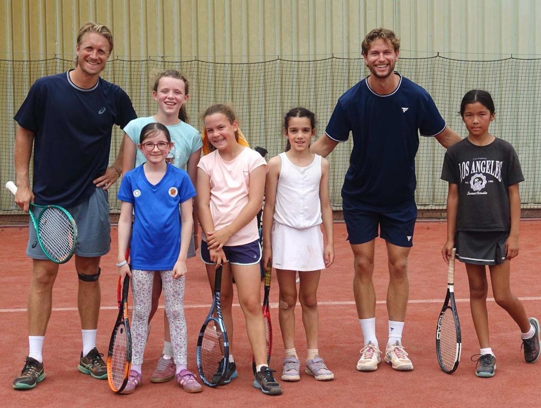 Jelle Sels met een groep jeugdspelers na afloop van een clinic op gravel