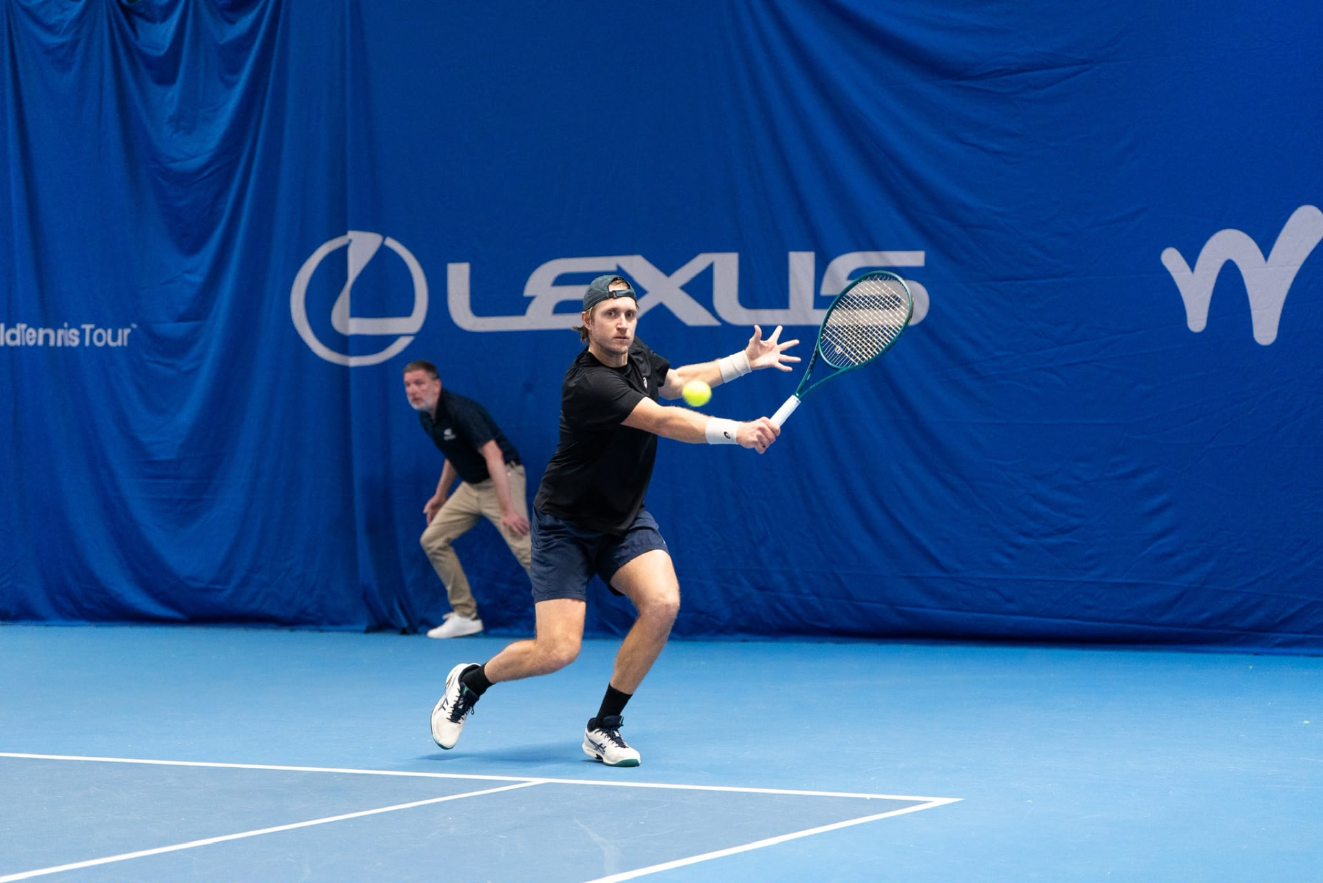 Jelle Sels in actie tijdens een ITF World Tennis Tour wedstrijd indoor