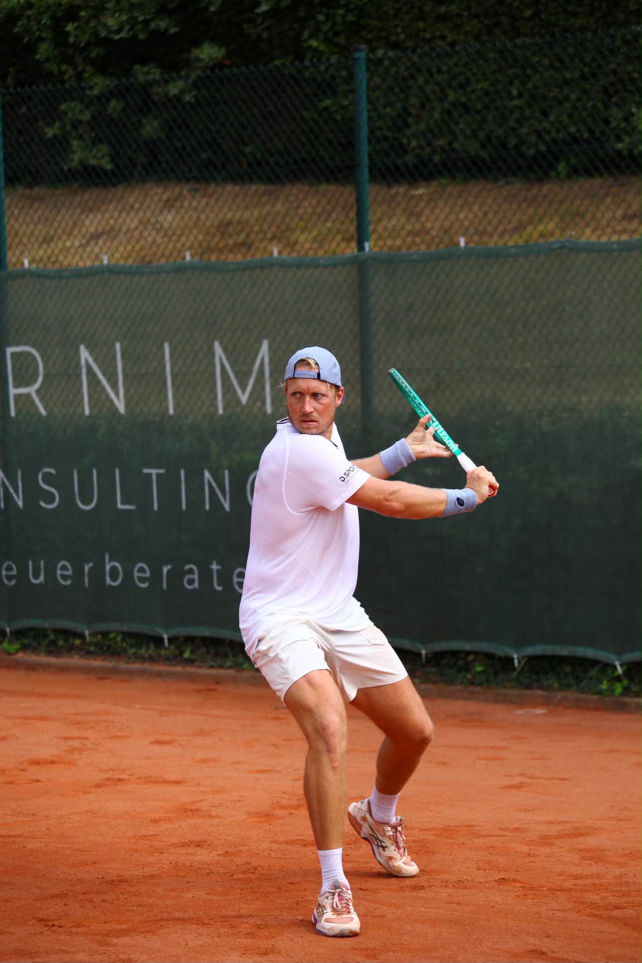 Jelle Sels in stelling voor zijn eenhandige backhand op gravel
